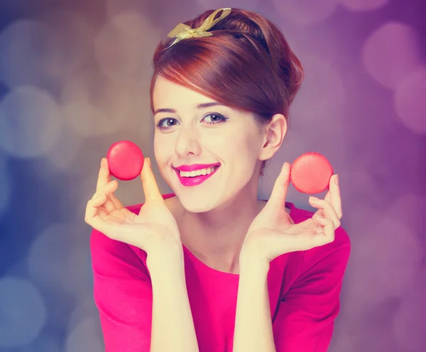 Roodharige meisje met macaron voor st. Valentijnsdag. — Stockfoto