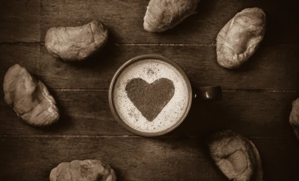 Kopp kaffe med franska croissant — Stockfoto