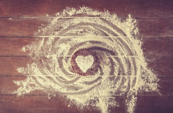 Pastel en forma de corazón sobre mesa de madera — Foto de Stock