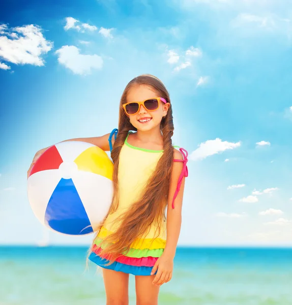 Bambina che gioca sulla spiaggia con la palla . — Foto Stock