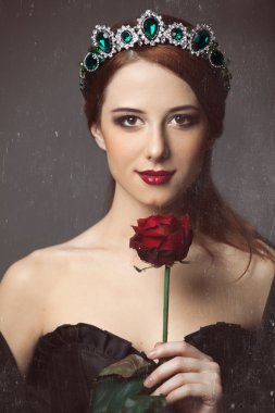 taç olan genç bir kadın portresi