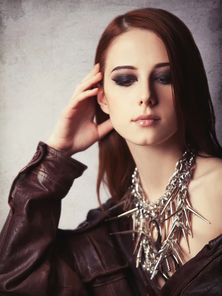 Portrét ženy zrzka s náhrdelníkem — Stock fotografie