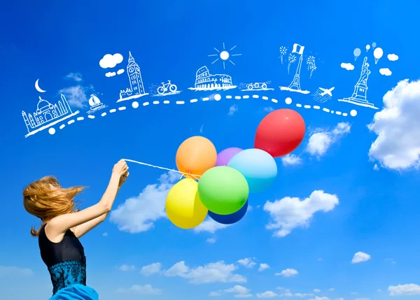 Rothaarige Mädchen mit bunten Luftballons am blauen Himmel Hintergrund. — Stockfoto