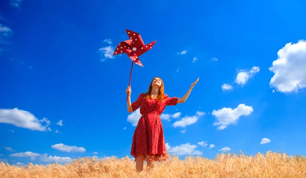 Ragazza rossa con turbina eolica giocattolo — Foto Stock