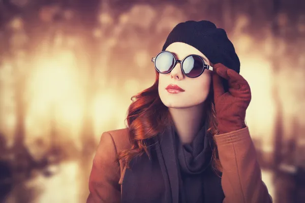 Estilo mujer pelirroja en gafas de sol . — Foto de Stock