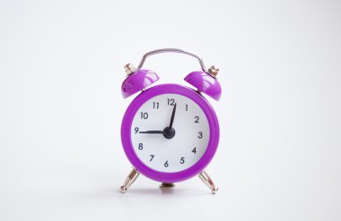 Beyaz arkaplanda alarm saati.