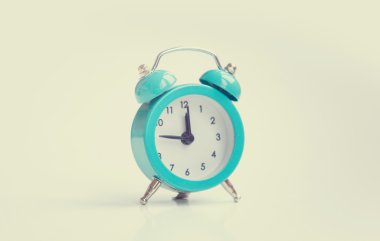 Beyaz arkaplanda alarm saati.