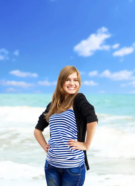 Grappig meisje op buiten in de buurt van zee — Stockfoto