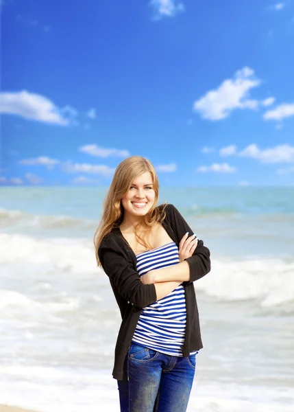 Vicces lány: kültéri látványosság közelében a tenger — Stock Fotó