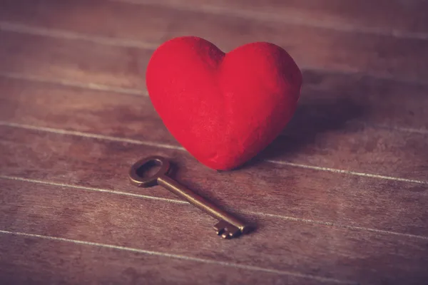 Ρετρό κλειδί και καρδιά σχήμα. — Φωτογραφία Αρχείου
