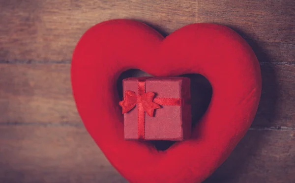 Herzform und Geschenkbox — Stockfoto
