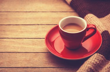 Kırmızı fincan kahve ve vintage eşarp.