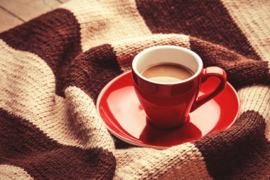 Kırmızı fincan kahve ve vintage eşarp.