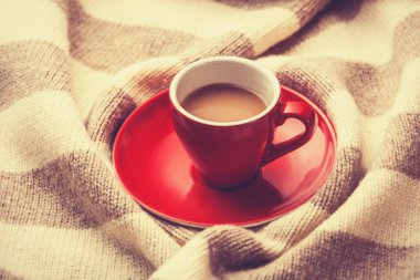 Kırmızı fincan kahve ve vintage eşarp.