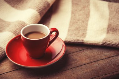 Kırmızı fincan kahve ve vintage eşarp.