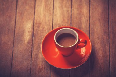 küçük ahşap bir masa üzerine kahve fincan