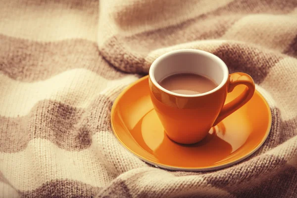 Gul kopp kaffe och vintage halsduk. — Stockfoto