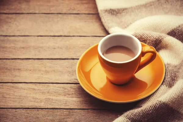 Tasse jaune du café et écharpe vintage . — Photo