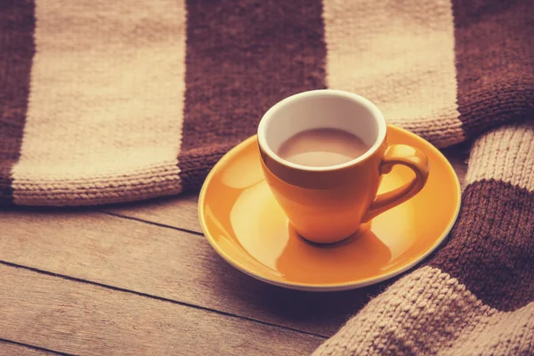 Taza amarilla del café y bufanda vintage . — Foto de Stock