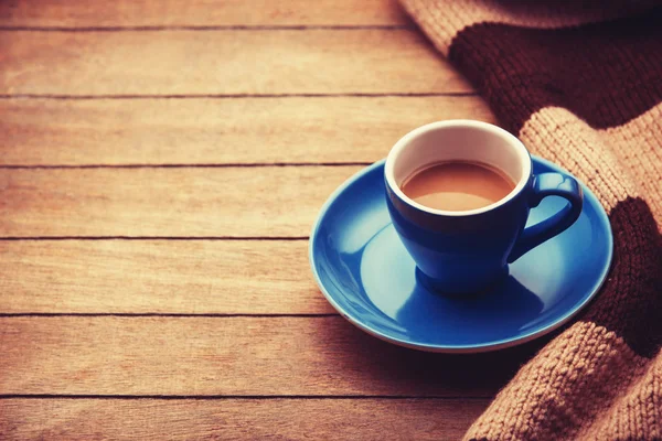 Blaue Tasse Kaffee und Vintage-Schal. — Stockfoto