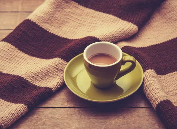 Green cup of the coffee and vintage scarf. — Stock Photo, Image