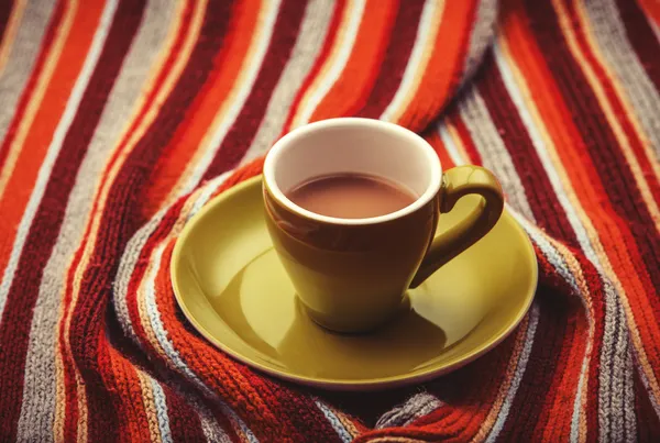 グリーン コーヒーのカップとヴィンテージのスカーフ. — ストック写真