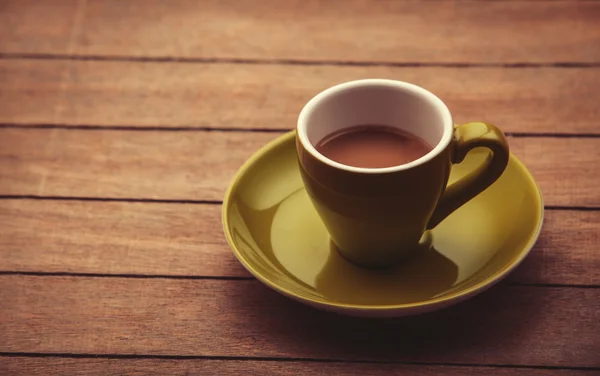 Pequena xícara de café em uma mesa de madeira — Fotografia de Stock