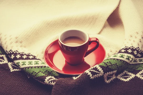 Red cup of the coffee and vintage scarf. — Stock Photo, Image