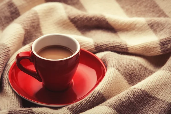 Taza roja del café y bufanda vintage . — Foto de Stock