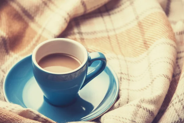 ブルーのカップのコーヒーとヴィンテージのスカーフ. — ストック写真