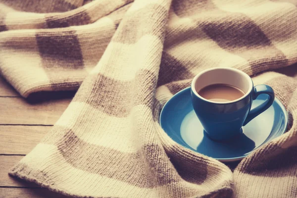Blå kopp kaffe och vintage halsduk. — Stockfoto