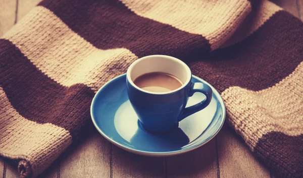 Голубая чашка кофе и винтажный шарф . — стоковое фото
