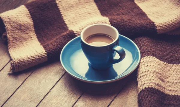 Blaue Tasse Kaffee und Vintage-Schal. — Stockfoto