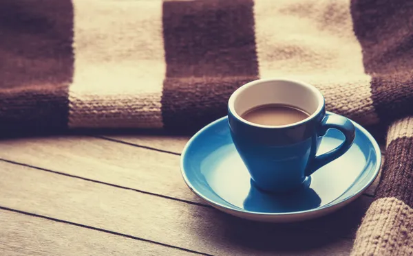 Blue cup of the coffee and vintage scarf. — Stock Photo, Image