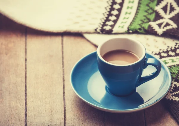 Kék csésze kávé és vintage sál. — Stock Fotó