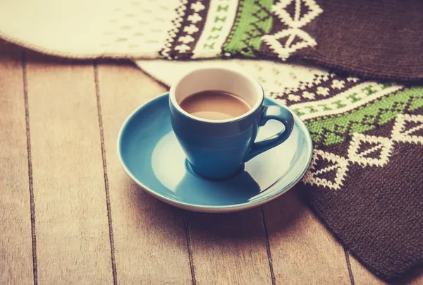 Taza azul del café y bufanda vintage . —  Fotos de Stock