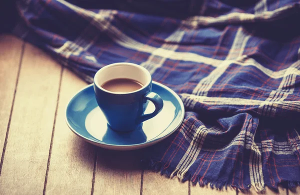 Blue cup of the coffee and vintage scarf. — Stock Photo, Image