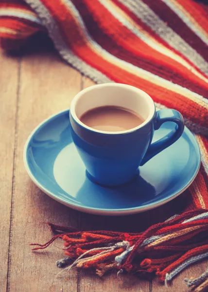 Blå kopp kaffe och vintage halsduk. — Stockfoto