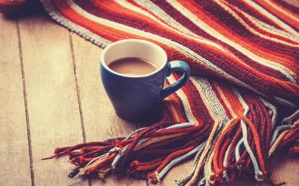 Blå kopp kaffe och vintage halsduk. — Stockfoto