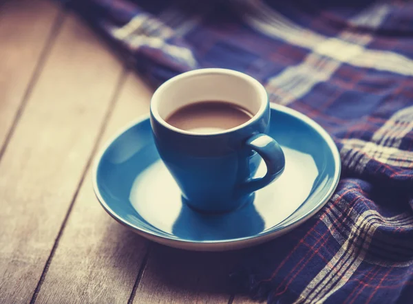 Blå kopp kaffe och vintage halsduk. — Stockfoto