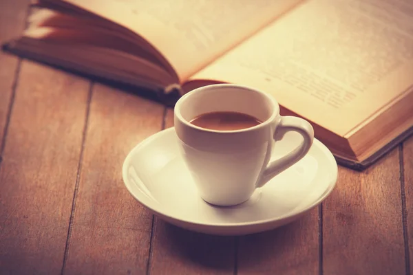 Xícara branca do café e livro vintage. — Fotografia de Stock