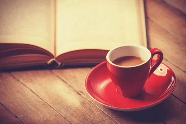 Red cup of the coffee and vintage book. — Stock Photo, Image