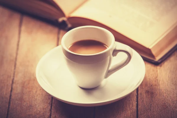 Weiße Tasse Kaffee und Vintage-Buch. — Stockfoto