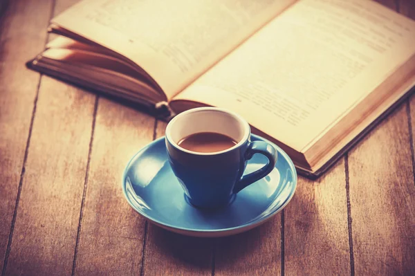 Blue cup of the coffee and vintage book . — стоковое фото