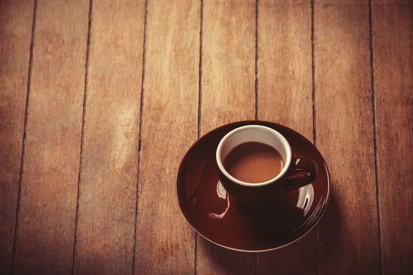 Pequena xícara de café em uma mesa de madeira — Fotografia de Stock