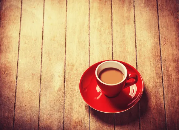 Pequena xícara de café em uma mesa de madeira — Fotografia de Stock