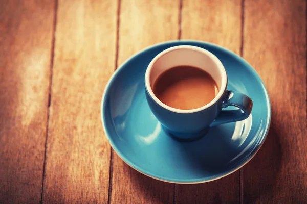 Petite tasse de café sur une table en bois — Photo