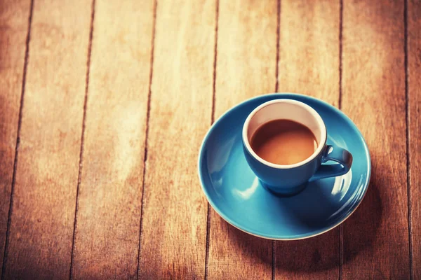 Маленькая чашка кофе на деревянном столе — стоковое фото