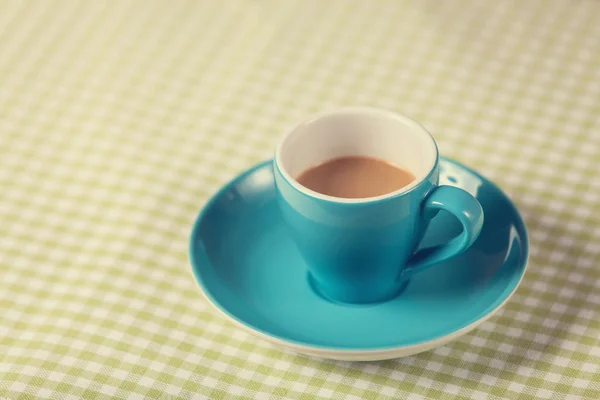 Чашка кофе на обложке горошек . — стоковое фото