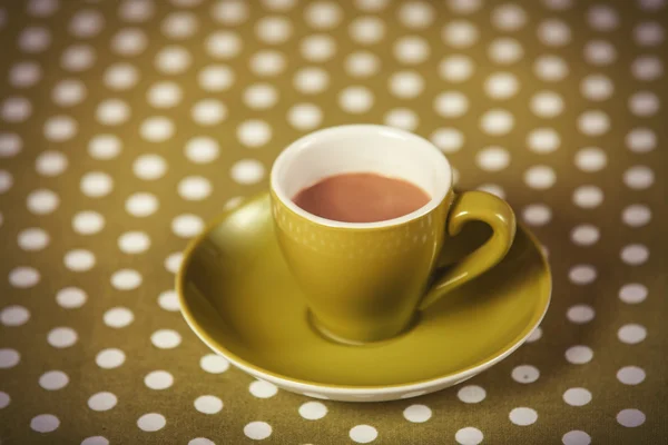 Чашка кофе на обложке горошек . — стоковое фото